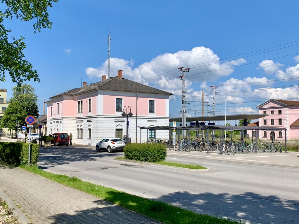 Bahnhof Deutsch-Wagram mit ältester Wasserstation Österreichs