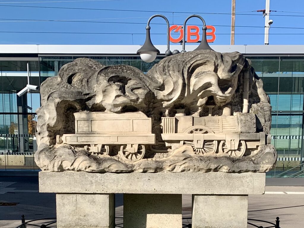 Denkmal Dampflokomotive AUSTRIA am Bahnhof Deutsch-Wagram