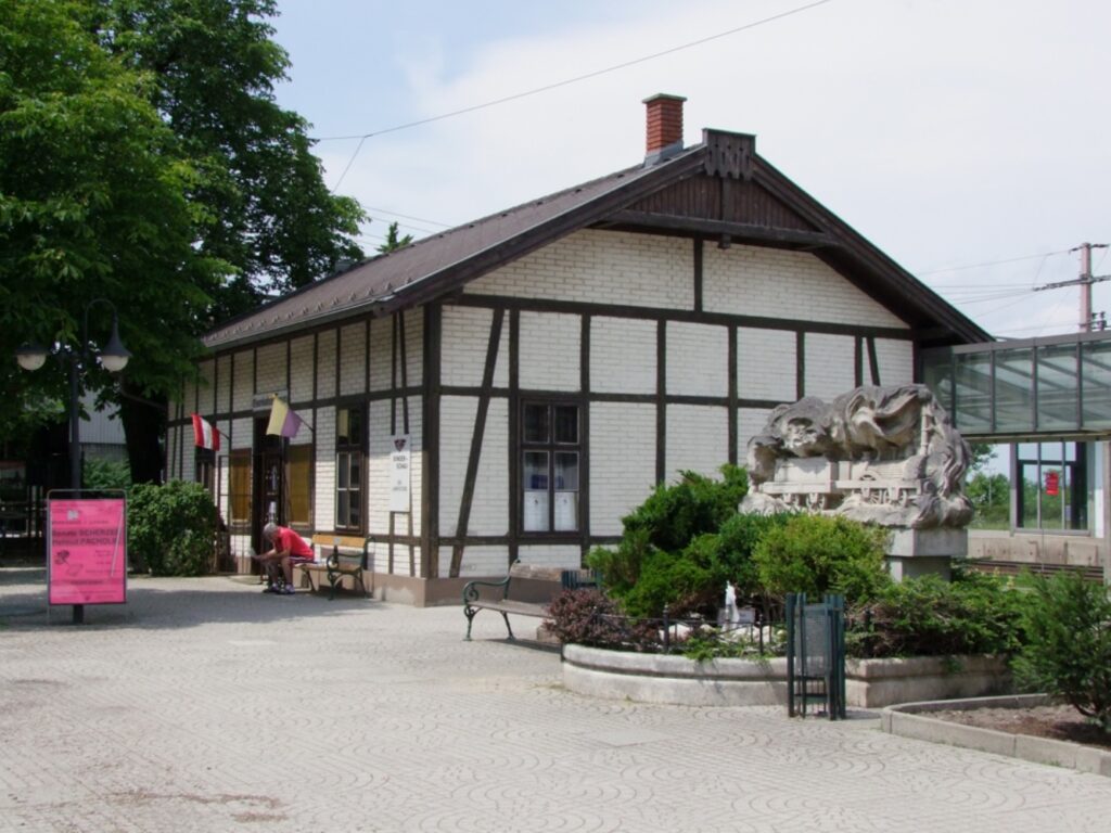 Eisenbahnmuseum Deutsch-Wagram, Erste Eisenbahn Österreichs, im ehemaligen Arbeiter-Wartesaal, Fachwerkbau am Bahnhof Deutsch-Wagram
