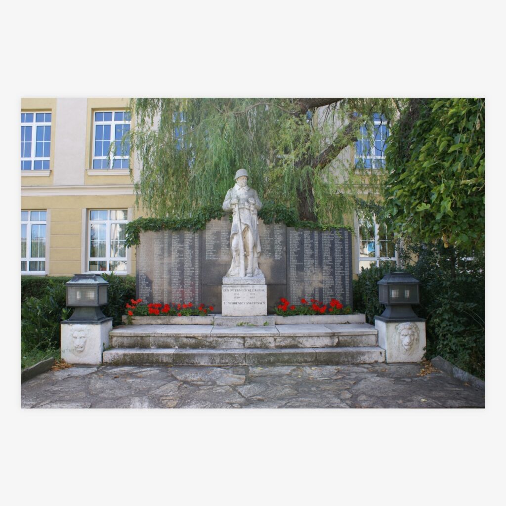 Denkmal 1. und 2. Weltkrieg vor der Hauptschule Deutsch-Wagram