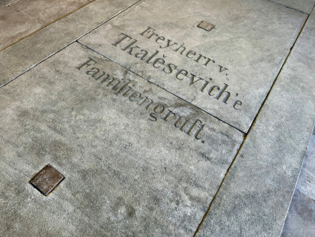 Monumentalkapelle Innenansicht (7), Gruftdeckel der Familiengruft Tkalcsevich