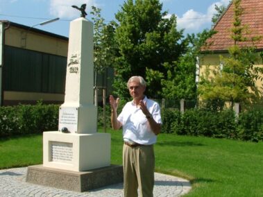 Mag. Peter Kolecko vor dem Denkmal der Schlacht bei Wagram, Aderklaa 2008