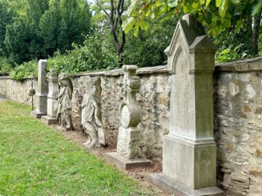 Skulpturen und Grabsteine im Wehrkirchhof hinter der Stadtpfarrkirche Deutsch-Wagram