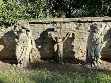 Skulpturen und Grabsteine im Wehrkirchhof hinter der Stadtpfarrkirche Deutsch-Wagram