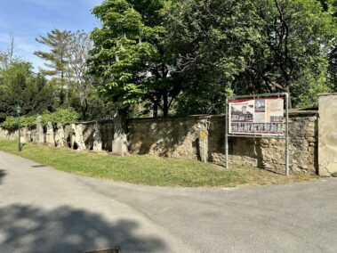 Kultur(er)erleben Tafel "Der Kirchenfriedhof" im Wehrkirchhof hinter der Stadtpfarrkirche Deutsch-Wagram