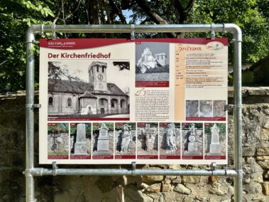 Kultur(er)erleben Tafel "Der Kirchenfriedhof" im Wehrkirchhof hinter der Stadtpfarrkirche Deutsch-Wagram