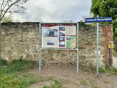 Die Kultur(er)erleben Tafel "Der Gutshof" vor der noch erhaltenen Grundmauer des Gutshofes am Helmahof