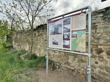 Die Kultur(er)erleben Tafel "Der Gutshof" vor der noch erhaltenen Grundmauer des Gutshofes am Helmahof
