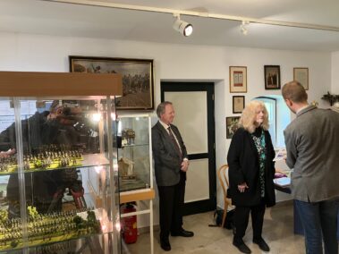 Besucher aus dem US-amerikanischen Wagram in North Carolina im Napoleonmuseum Deutsch-Wagram beim Videodreh