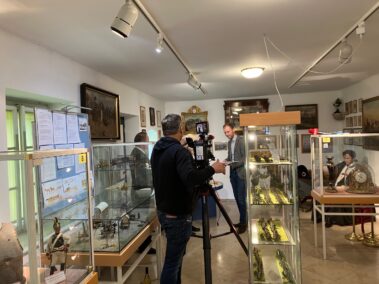 Besucher aus dem US-amerikanischen Wagram in North Carolina im Napoleonmuseum Deutsch-Wagram beim Videodreh