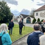 Geschichts- und Stadtführung mit Fritz Quirgst im Angerdorf Deutsch-Wagram vor der "Alten Schmiede"