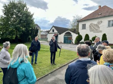 Geschichts- und Stadtführung mit Fritz Quirgst im Angerdorf Deutsch-Wagram vor der "Alten Schmiede"