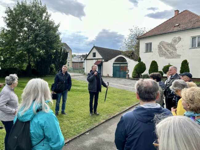 Geschichts- und Stadtführung mit Fritz Quirgst im Angerdorf Deutsch-Wagram vor der "Alten Schmiede"