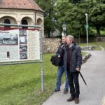 Geschichts- und Stadtführung mit Fritz Quirgst vor der Stadtpfarre Deutsch-Wagram