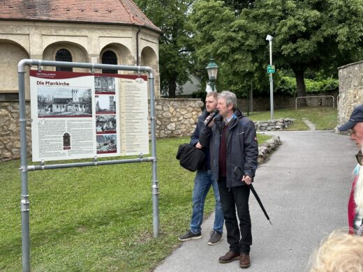 Geschichts- und Stadtführung mit Fritz Quirgst vor der Stadtpfarre Deutsch-Wagram