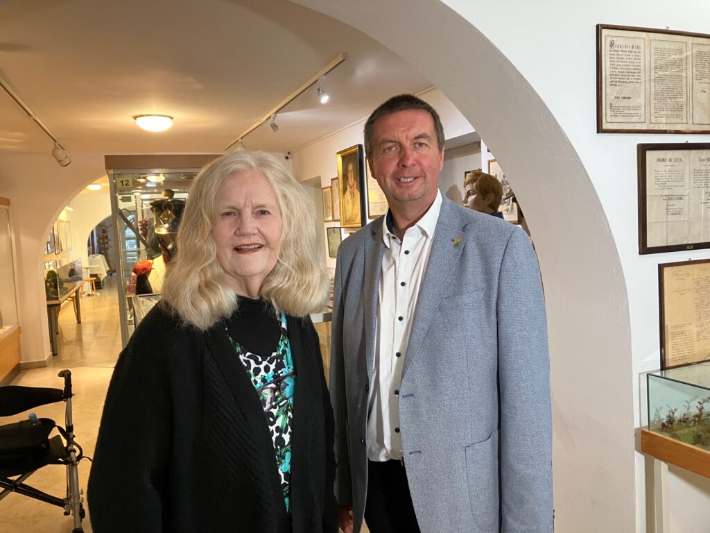 Mary Wayne Watson aus US Wagram mit Franz Spehn im Napoleonmuseum Deutsch-Wagram