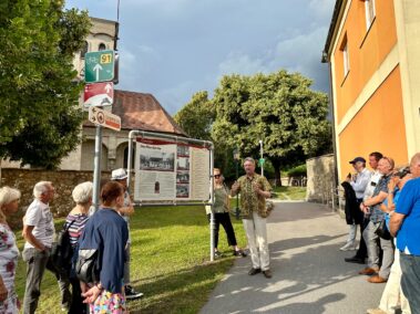Geschichts- und Stadtführung mit Fritz Quirgst vor der Stadtfarrkirche Deutsch-Wagram