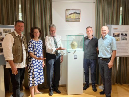 Feierliche Präsentation des keltischen Gefäßes, gemeinsame Enthüllung mit Mag. Christina Neureiter (Novetus), Friedrich Quirgst, Mag. Franz Spehn, Mag. Michael Wenzel, Ing. Manfred Groß