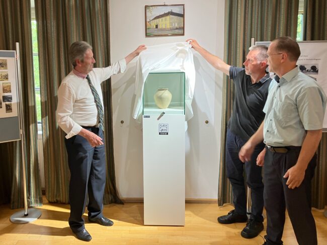 Feierliche Präsentation des keltischen Gefäßes, gemeinsame Enthüllung mit Friedrich Quirgst, Mag. Michael Wenzel und Ing. Manfred Groß Feierliche Präsentation des keltischen Gefäßes, gemeinsame Enthüllung mit Friedrich Quirgst, Mag. Michael Wenzel und Ing. Manfred Groß