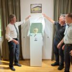 Feierliche Präsentation des keltischen Gefäßes, gemeinsame Enthüllung mit Friedrich Quirgst, Mag. Michael Wenzel und Ing. Manfred Groß