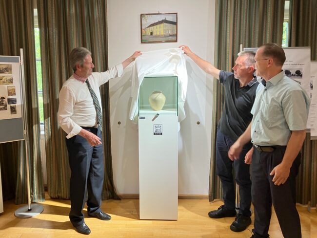 Feierliche Präsentation des keltischen Gefäßes, gemeinsame Enthüllung mit Friedrich Quirgst, Mag. Michael Wenzel und Ing. Manfred Groß