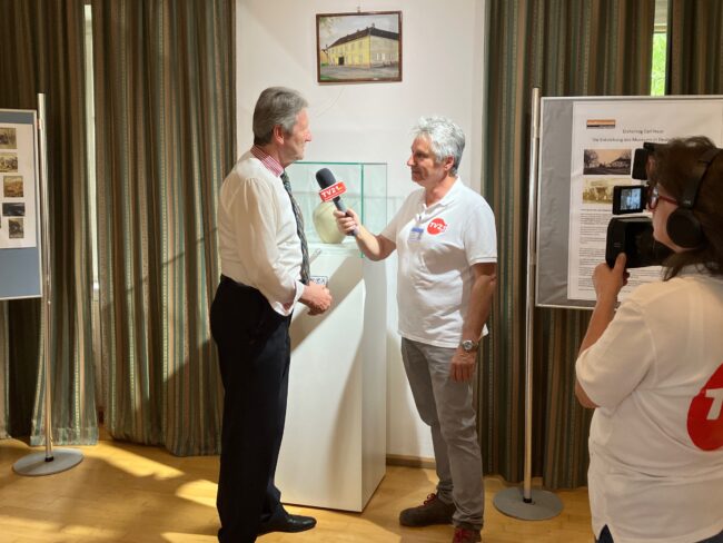 Feierliche Präsentation des keltischen Gefäßes, Museumspräsident Friedrich Quirgst im Interview mit TV21 Feierliche Präsentation des keltischen Gefäßes, Museumspräsident Friedrich Quirgst im Interview mit TV21