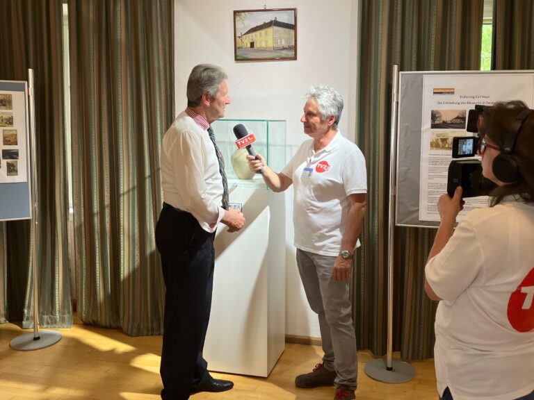 Feierliche Präsentation des keltischen Gefäßes, Museumspräsident Friedrich Quirgst im Interview mit TV21 Feierliche Präsentation des keltischen Gefäßes, Museumspräsident Friedrich Quirgst im Interview mit TV21
