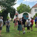 Geschichts- und Stadtführung mit Fritz Quirgst im Angerdorf Deutsch-Wagram vor der alten Schmiede
