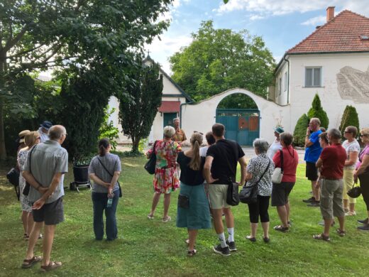 Geschichts- und Stadtführung mit Fritz Quirgst im Angerdorf Deutsch-Wagram vor der alten Schmiede