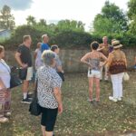 Geschichts- und Stadtführung mit Fritz Quirgst im Kirchenhof am ehemaligen Eingang der alten Kirche