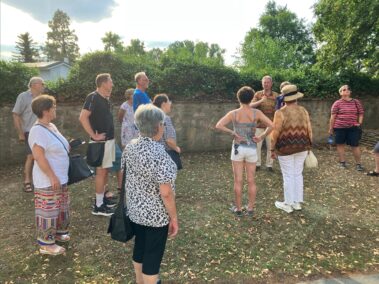 Geschichts- und Stadtführung mit Fritz Quirgst im Kirchenhof am ehemaligen Eingang der alten Kirche