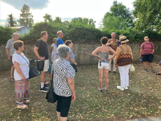 Geschichts- und Stadtführung mit Fritz Quirgst im Kirchenhof am ehemaligen Eingang der alten Kirche