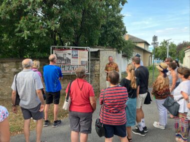 Geschichts- und Stadtführung mit Fritz Quirgst im Kirchenhof vor der neuen Kulturerleben Tafel