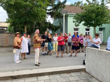 Geschichts- und Stadtführung mit Fritz Quirgst vor der Musikschule
