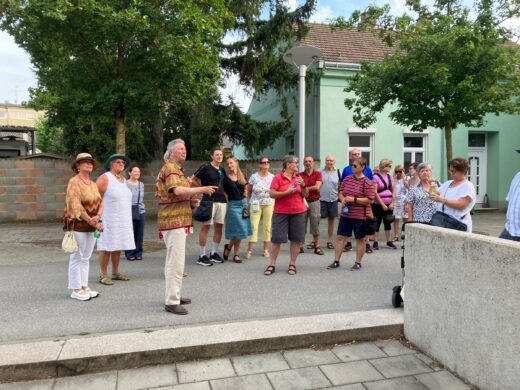 Geschichts- und Stadtführung mit Fritz Quirgst vor der Musikschule