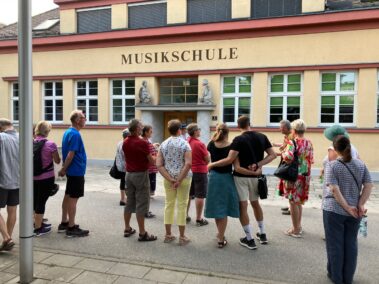 Geschichts- und Stadtführung mit Fritz Quirgst vor der Musikschule