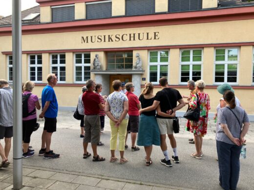 Geschichts- und Stadtführung mit Fritz Quirgst vor der Musikschule