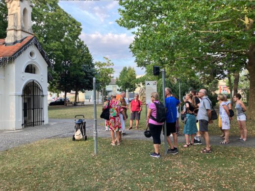 Geschichts- und Stadtführung mit Fritz Quirgst vor der Monumentalkapelle