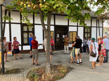 Geschichts- und Stadtführung mit Fritz Quirgst vor dem Eisenbahnmuseum
