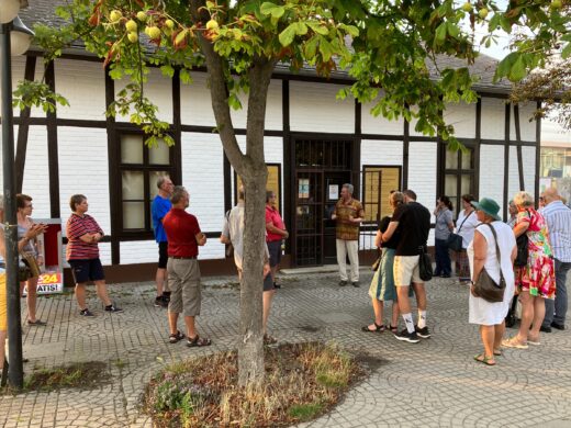 Geschichts- und Stadtführung mit Fritz Quirgst vor dem Eisenbahnmuseum