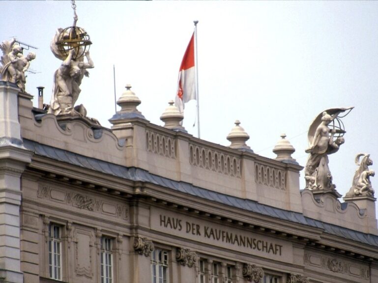 Allegorischen Figuren von Joseph Heu auf den Attikaaufbauten des Hauses der Wiener Kaufmannschaft am Schwarzenbergplatz, Wien