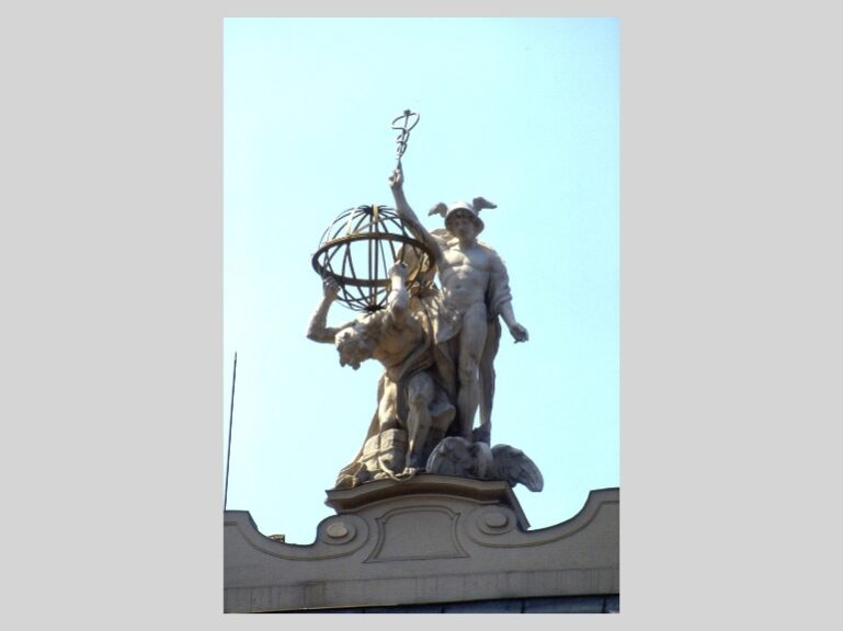 Allegorischen Figuren von Joseph Heu auf den Attikaaufbauten des Hauses der Wiener Kaufmannschaft am Schwarzenbergplatz, Wien