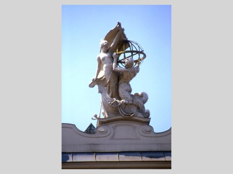 Allegorischen Figuren von Joseph Heu auf den Attikaaufbauten des Hauses der Wiener Kaufmannschaft am Schwarzenbergplatz, Wien