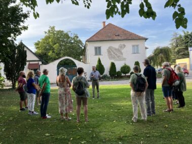 Geschichts- und Stadtführung mit Fritz Quirgst im Angerdorf Deutsch-Wagram vor der alten Schmiede
