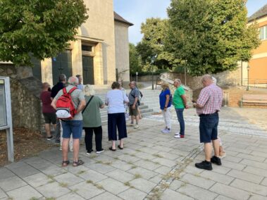 Geschichts- und Stadtführung mit Fritz Quirgst im Angerdorf Deutsch-Wagram vor der Stadtpfarrkirche