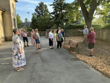 Geschichts- und Stadtführung mit Fritz Quirgst im Kirchenhof am ehemaligen Eingang der alten Kirche