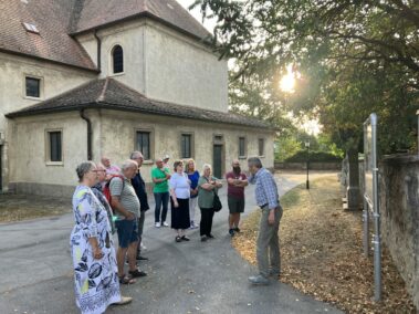 Geschichts- und Stadtführung mit Fritz Quirgst im Kirchenhof vor der neuen Kulturerleben Tafel