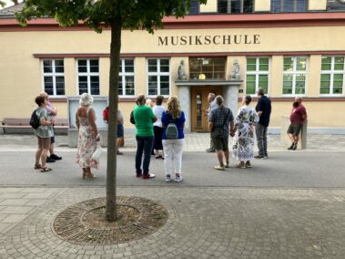Geschichts- und Stadtführung mit Fritz Quirgst vor der Musikschule
