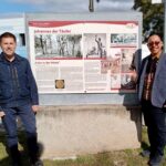 Kulturerleben Tafel Rufer in der Wüste von Joseph Heu, im Bild Ing. Manfred Große und Pfarrer Peter Pascalis