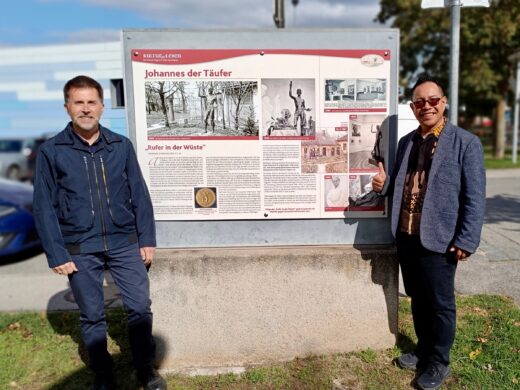 Kulturerleben Tafel Rufer in der Wüste von Joseph Heu, im Bild Ing. Manfred Große und Pfarrer Peter Pascalis
